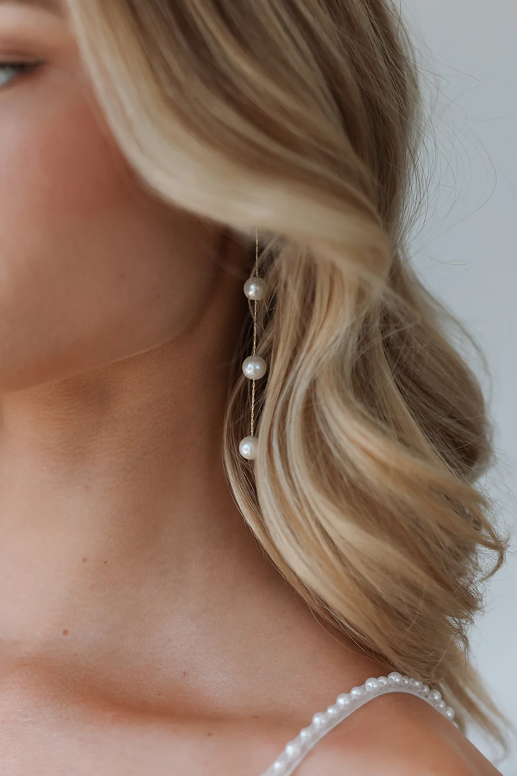 Luna Pearl Drop Earrings - Image 5